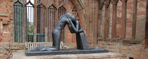 Statue Versöhnung in der alten Kathedrale von Coventry